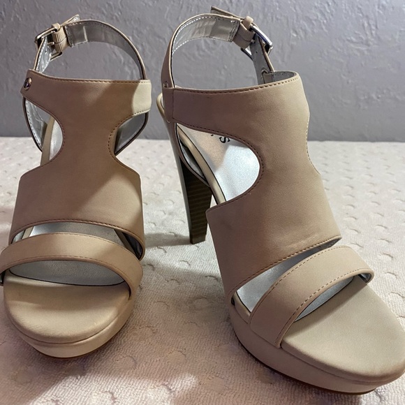 GUESS OFF-white brushed leather Sandal with Stacked Heel - Picture 13 of 16
